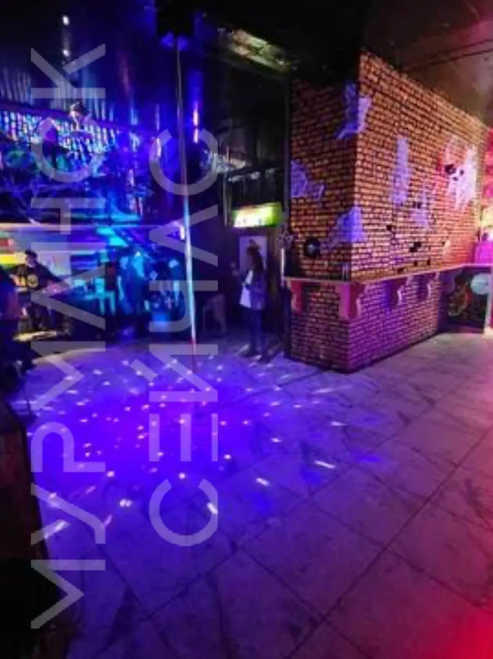 Проверки выявили многочисленные нарушения — от продажи фальсифицированного алкоголя до обстоятельств, связанных с несовершеннолетними. Контролирующие органы приняли решение о закрытии заведения.