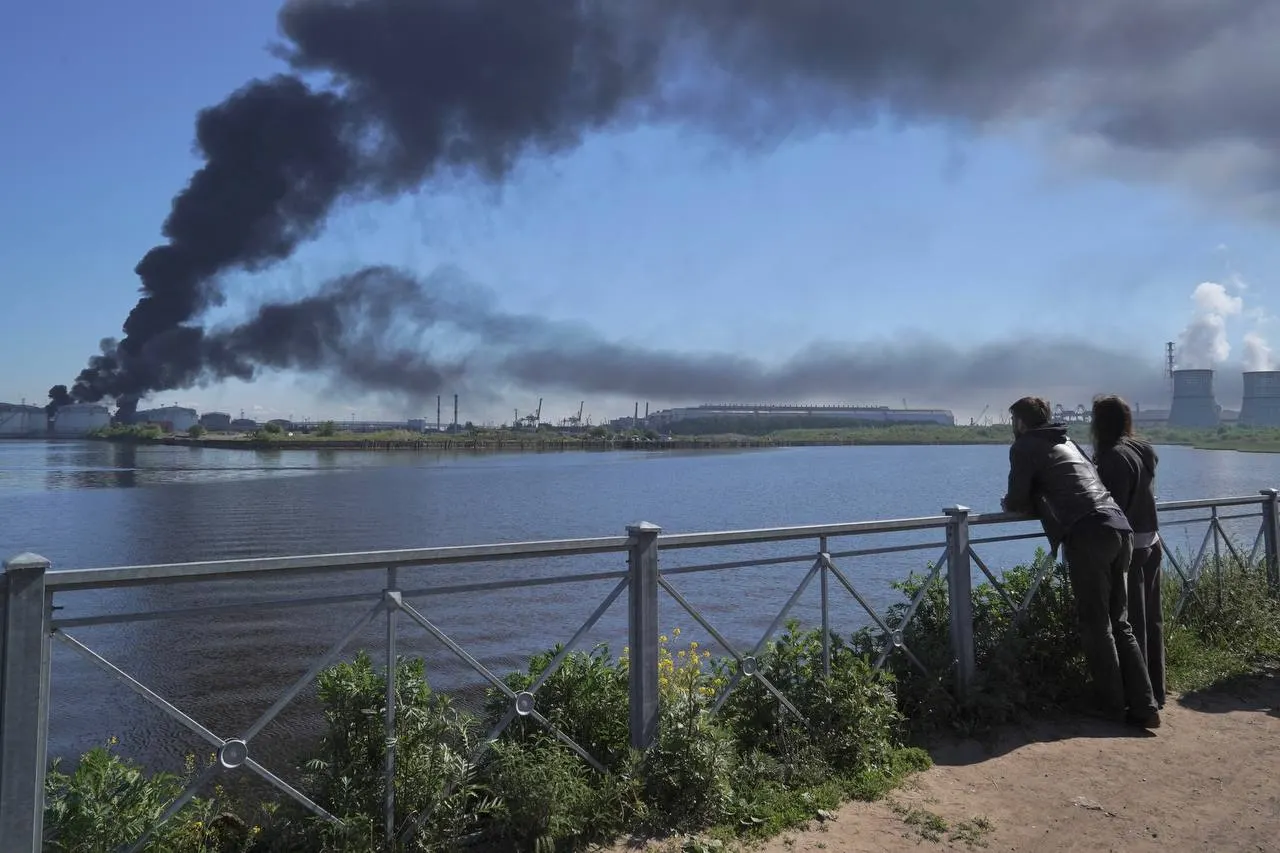 Пожар на терминале потушили быстро, хотя основной проблемой были повторные воздушные угрозы от беспилотников. Источник, близкий к пожарным, отмечает роль учений и наличия техники; пострадавших нет.