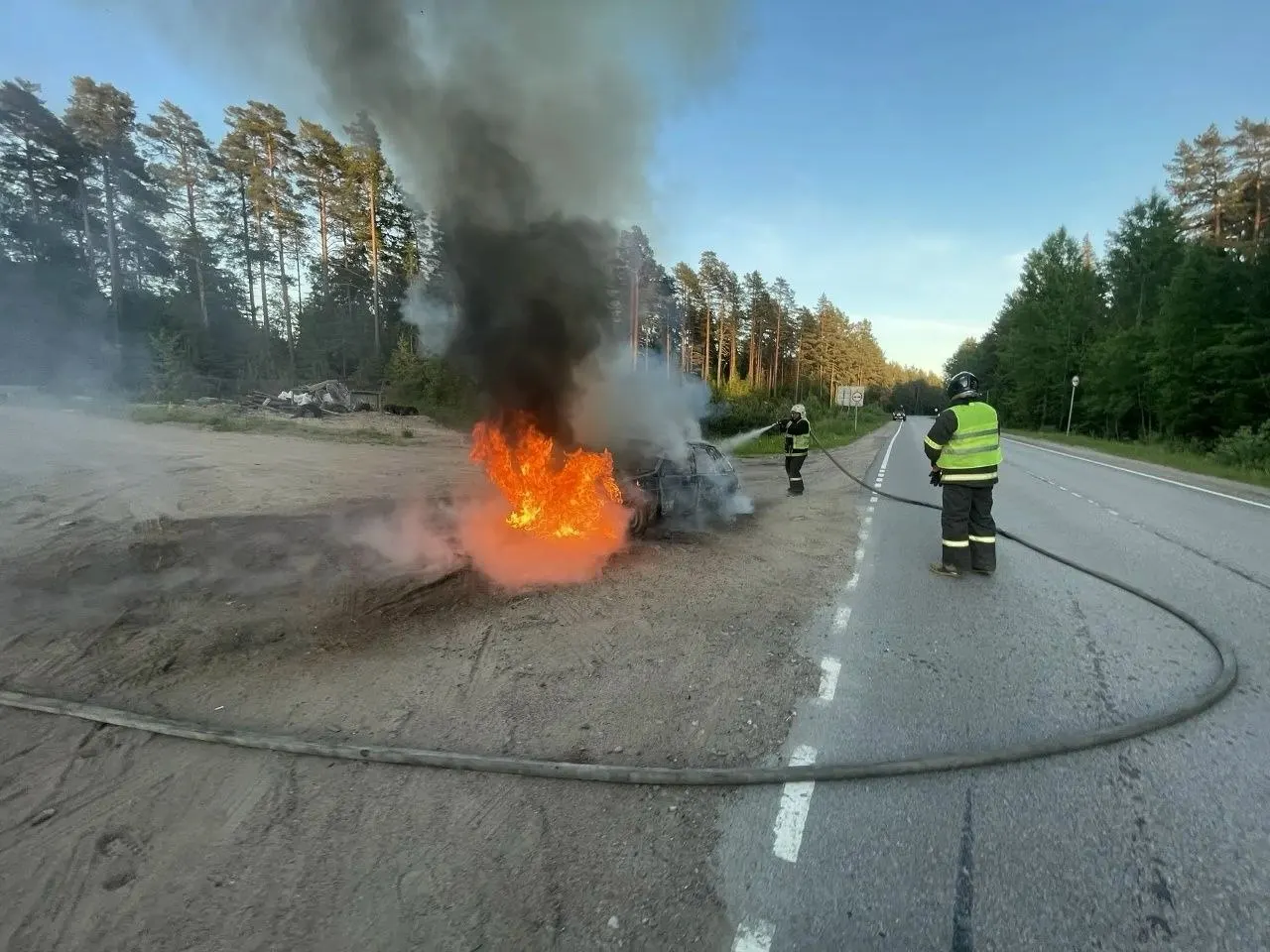 Поздним вечером машина вылетела в кювет и загорелась на трассе «Олонец — Питкяранта — Леппясилта». Пожарные потушили огонь, пострадавших нет.