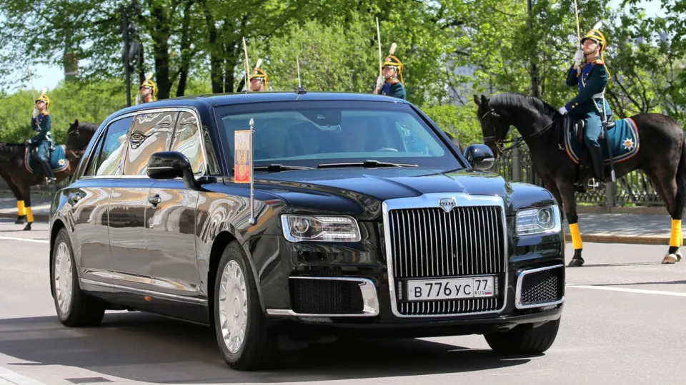 Серийная сборка люксовых автомобилей Aurus оказалась убыточной: производство в Елабуге собираются остановить, часть операций и сотрудников предлагают перевести в Санкт-Петербург. Производство в НАМИ в Москве сохранится для госзаказов.