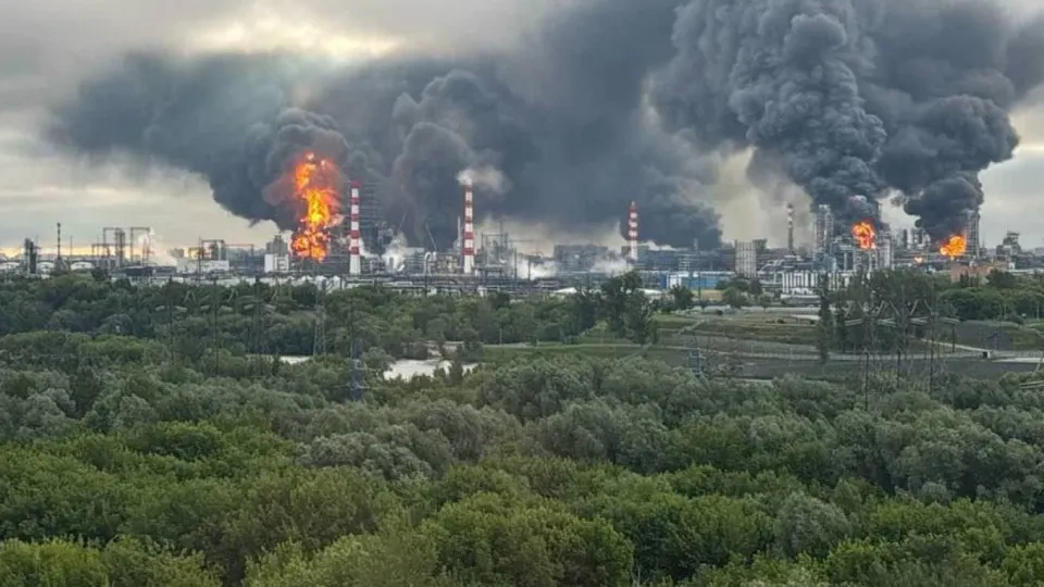 Серия атак на нефтеперерабатывающие объекты серьёзно сократила выпуск бензина и дизтоплива: в мае производство упало на двузначный процент, дефицит охватил большинство регионов, цены ускорили инфляцию.