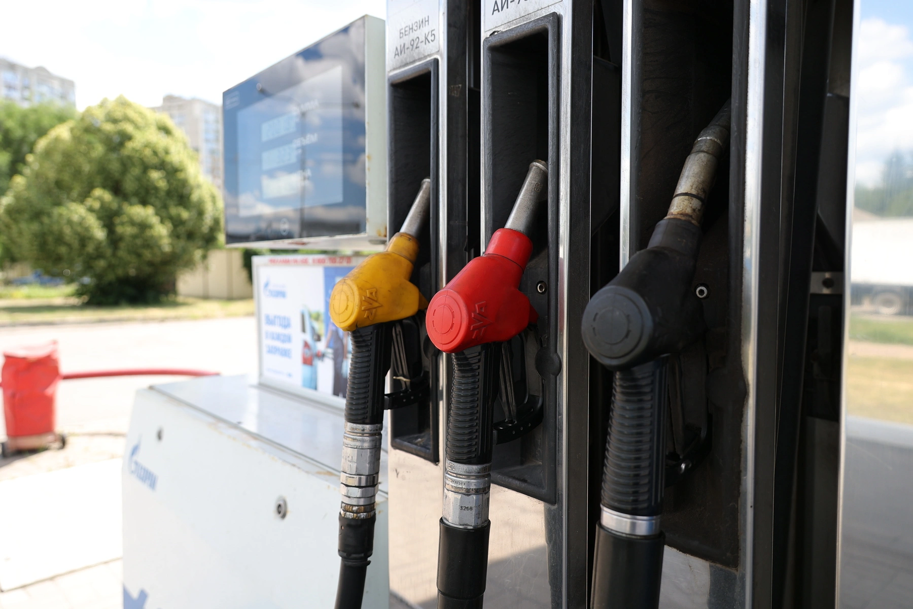 Анализ данных сервиса Benzup за 18–25 июня показал сильный недельный рост цен на бензин и дизель в ряде регионов — najwięksие скачки отмечены в Крыму, Дагестане, Чечне и Ивановской области.