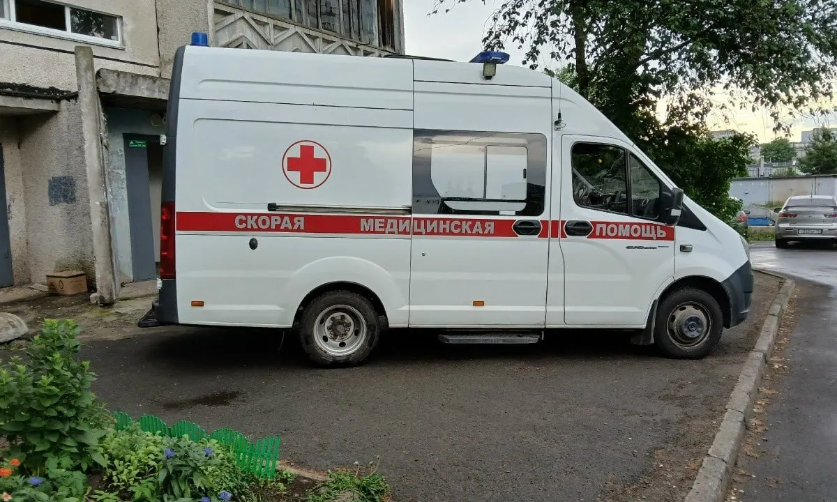 Утром у дома на улице Калевалы местные жители нашли тело подростка. Врачи констатировали смерть, причину установят эксперты.