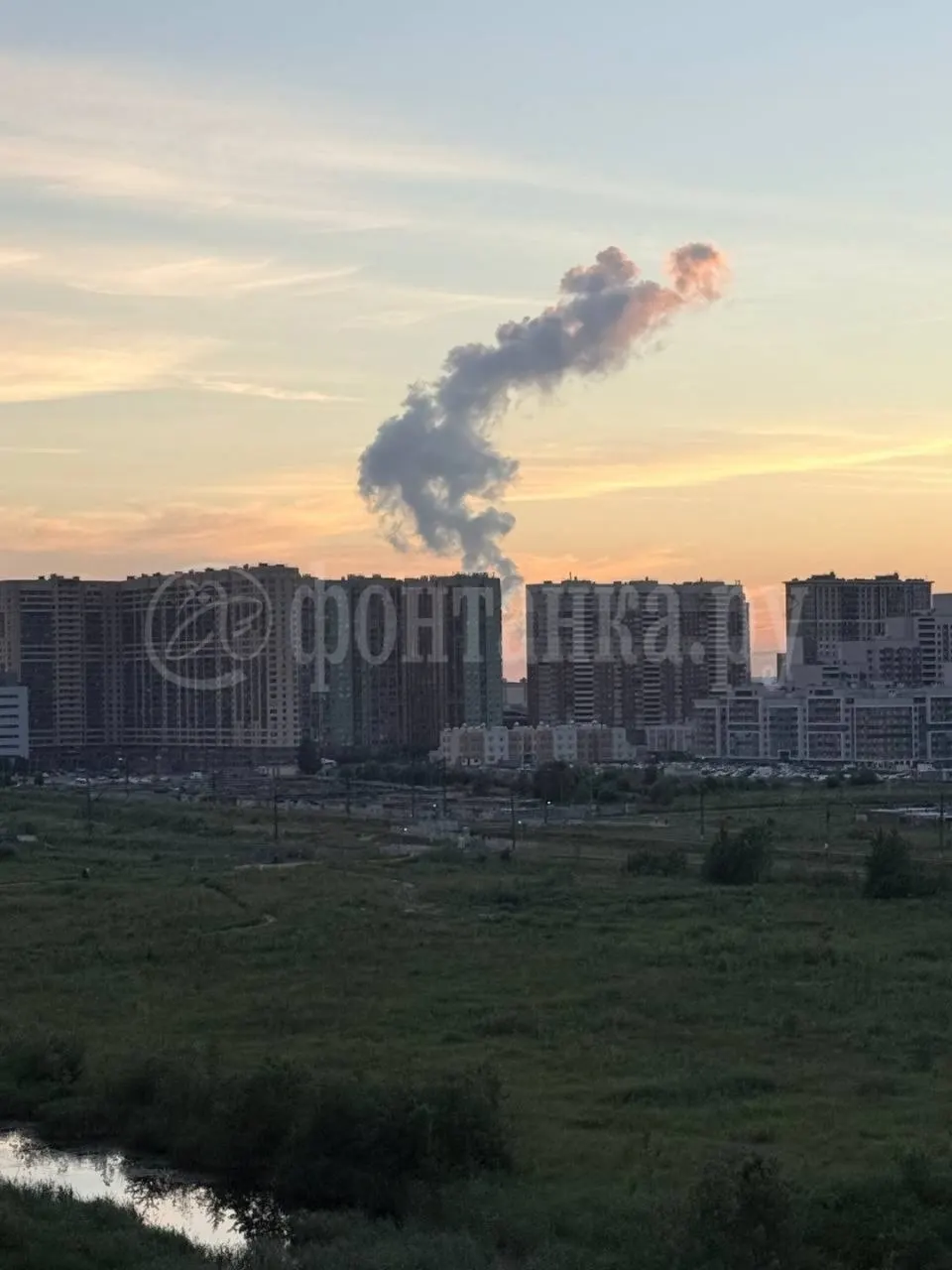 Жители Санкт‑Петербурга увидели столб дыма или пара в районе «Лахты». Позже источник определили на территории Северо‑Западной ТЭЦ; в распоряжении редакции есть фотографии с места.