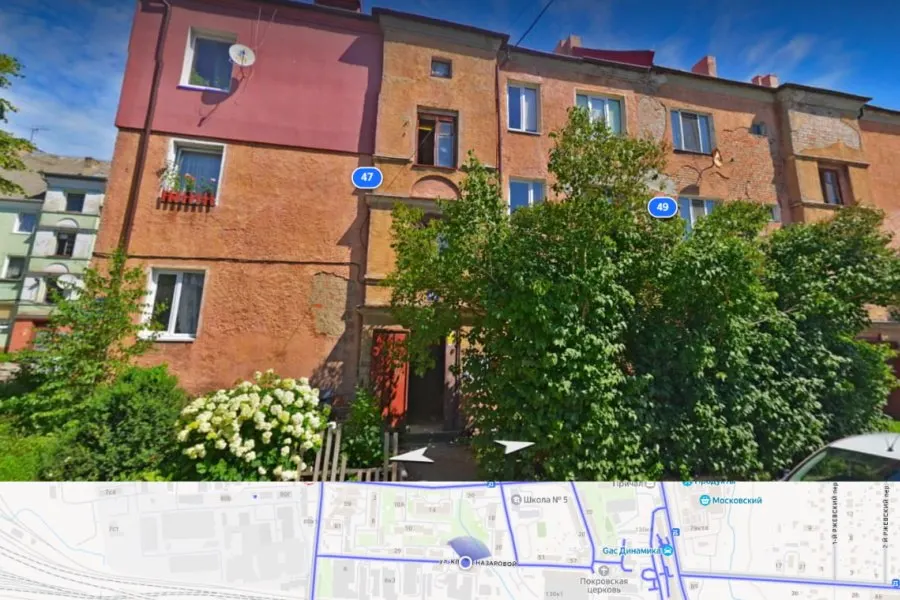 Дом №47–49 на улице Клавы Назаровой подлежит сносу, но городские власти пока не решили, что появится на его месте — окончательное решение будет зависеть от генплана и правил землепользования.