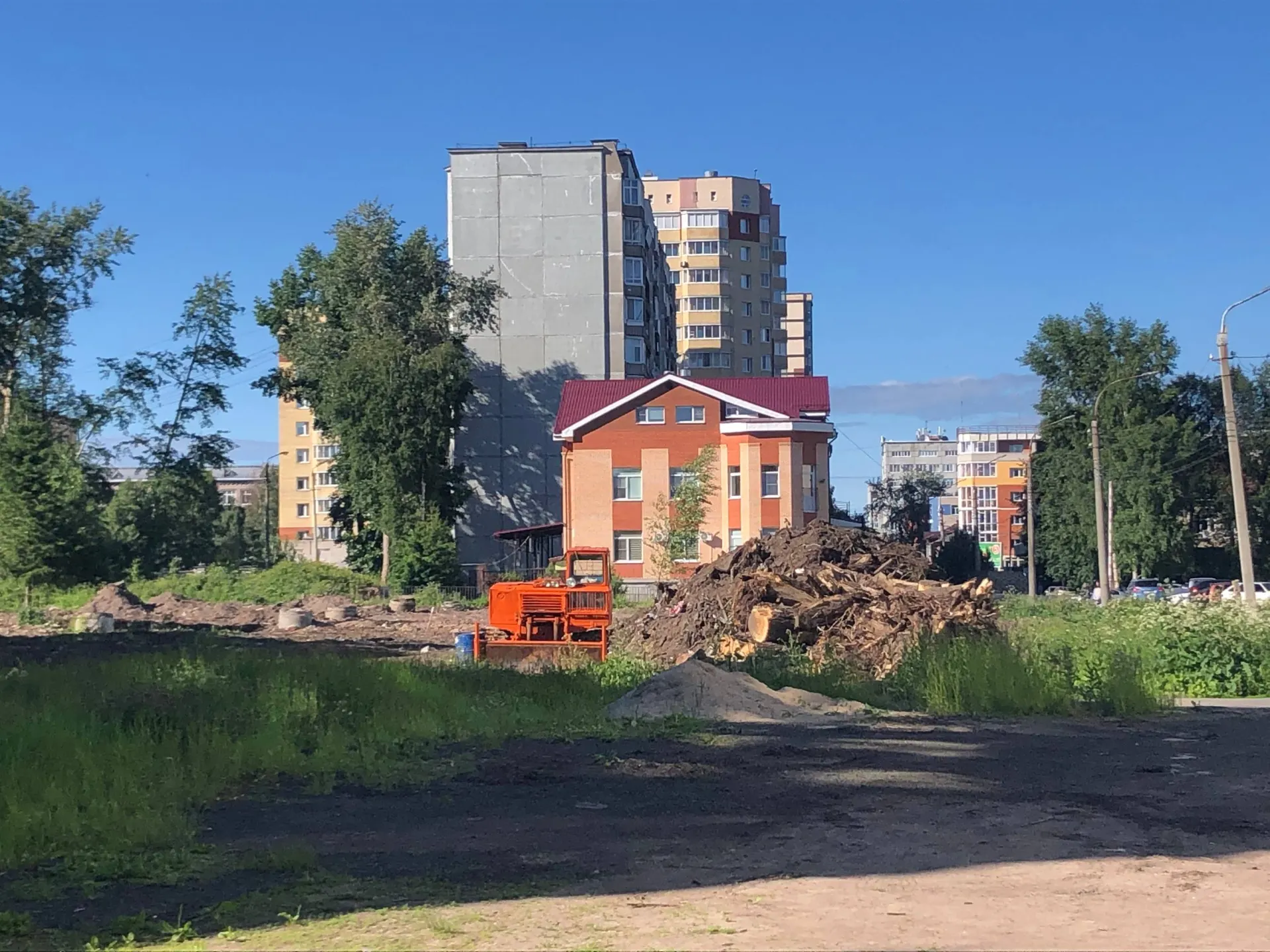 Жители заметили новые свалки из порубочных остатков на улице Северодвинской — проблема экологической и коммунальной безопасности набирает масштабы.
