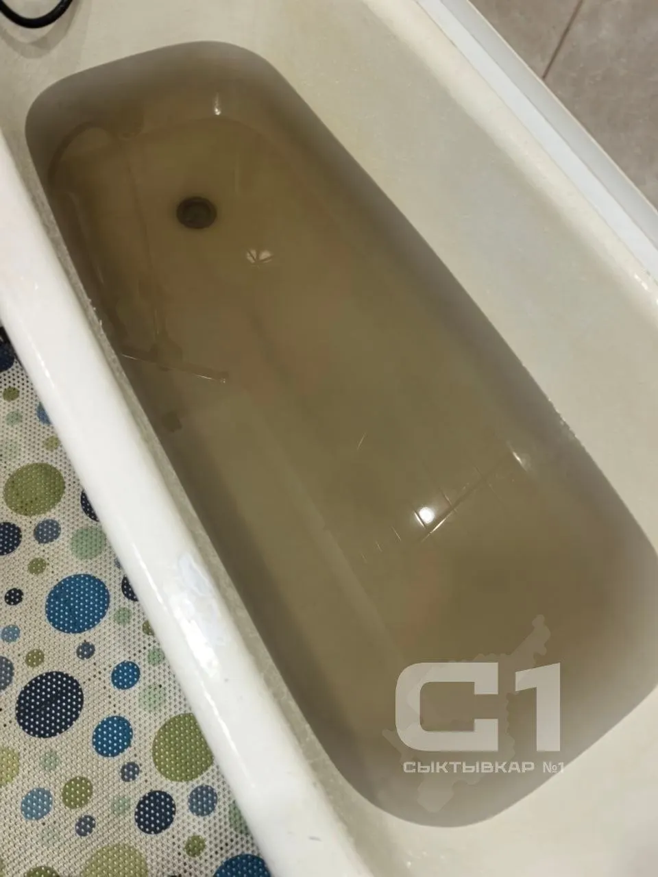 Жители дома на Петрозаводской, 56 сообщают о мутной воде; в городе также запланированы двухнедельные отключения горячего водоснабжения для нескольких районов.