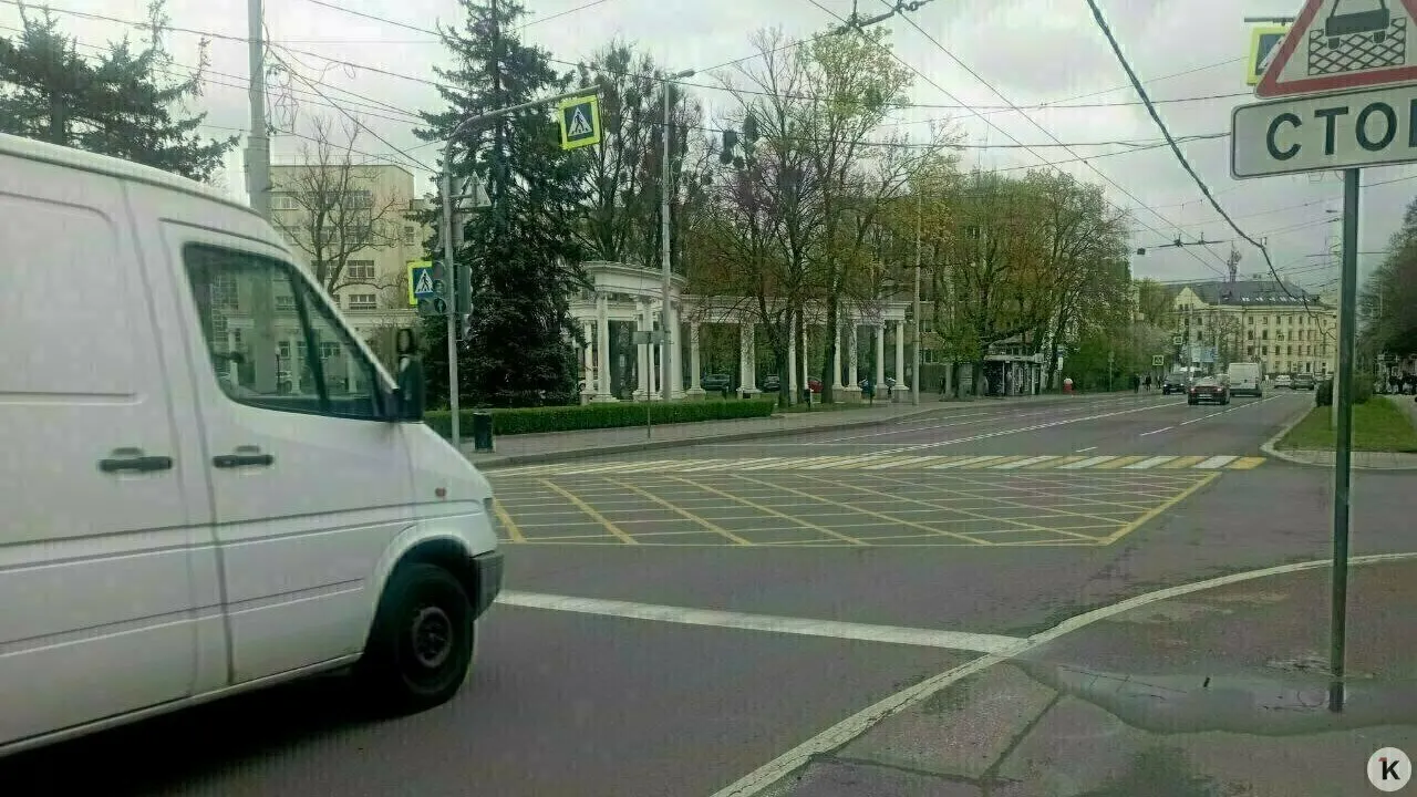 Глава администрации заявила о планах пересмотреть разметку и упорядочить движение на пересечении проспекта Мира, улицы Театральной и Дмитрия Донского; рассматривают создание платной парковки со шлагбаумом.