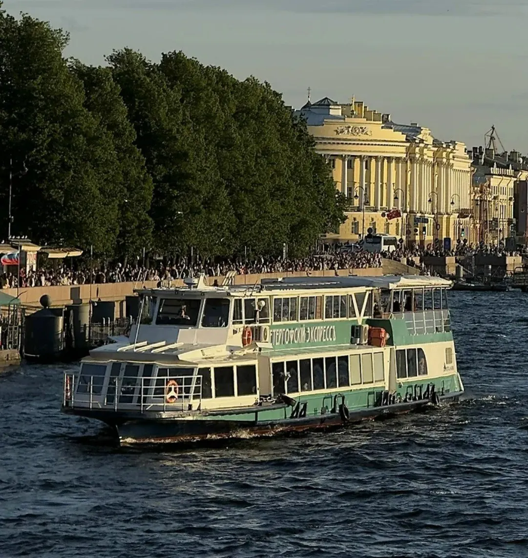 Новый водный маршрут между Петербургом и Петергофом: время в пути — около 1 ч 40 мин. На борту работает ресторан, рейсы отвечают современным требованиям безопасности.