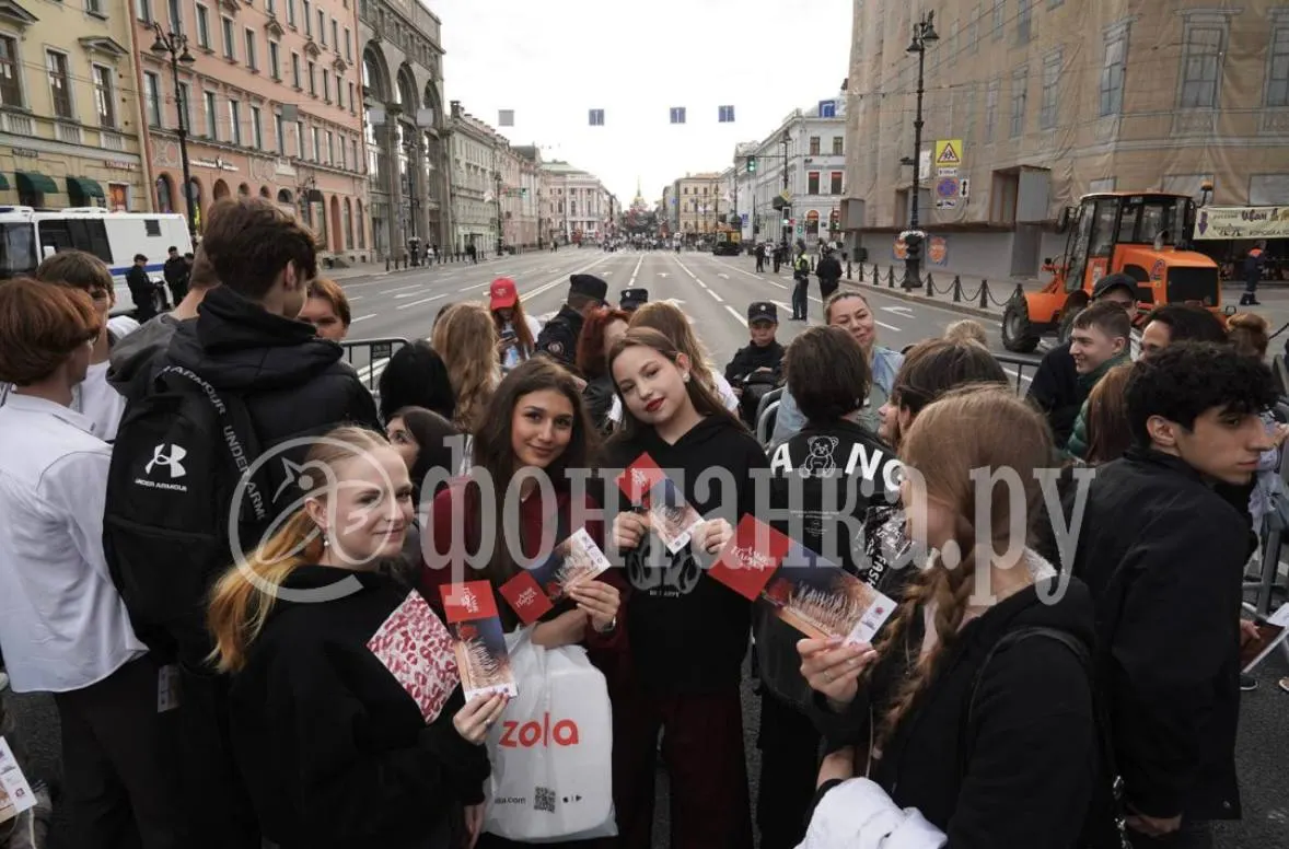 Пешеходная часть Невского проспекта заполнена группами выпускников. Если вы рассчитывали прогуляться по освобождённому от машин проспекту, лучше немного подождать.