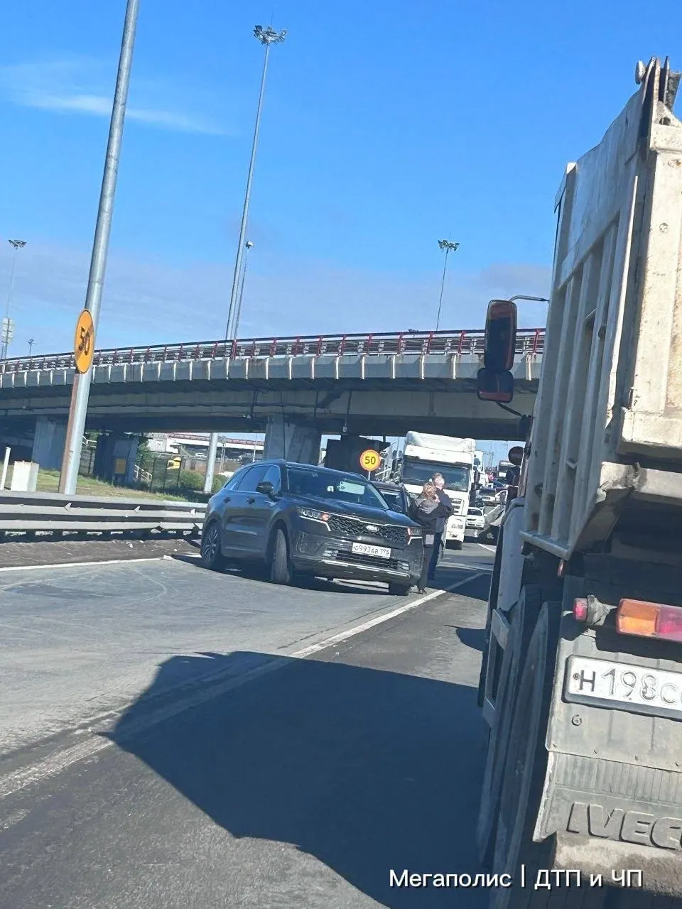 Под виадуком на пересечении Таллинского и Волхонского шоссе произошла авария. Из-за инцидента образовалась пробка примерно в 10 километров, движение затруднено около 40 минут.
