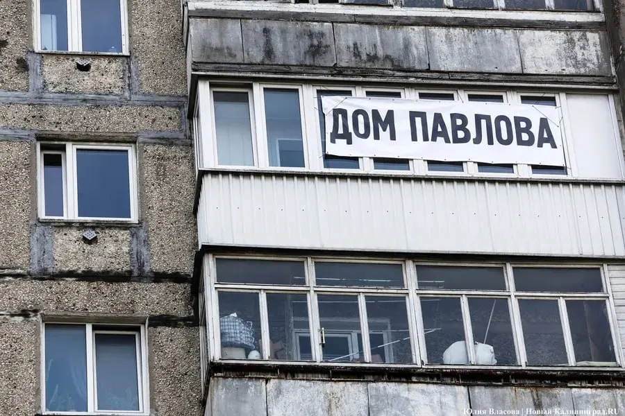 Жильцов дома на Московском проспекте пригласили для составления протоколов после появления баннера «Дом Павлова». Администрация требует временного расселения из‑за аварийного соседнего здания; жители жалуются на отключение воды и электричества и на отсутствие гарантий сохранности жилья.
