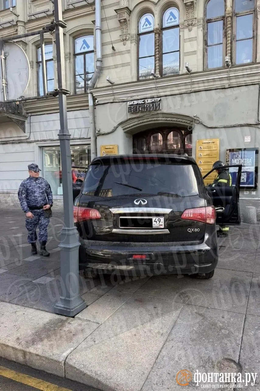Ранним утром водитель на большой скорости не справился с управлением на повороте с улицы Марата на Невский проспект и врезался в здание. Попытку бегства водителя пресекли сотрудники Росгвардии, пассажир получил травму головы; полиция выясняет обстоятельства.