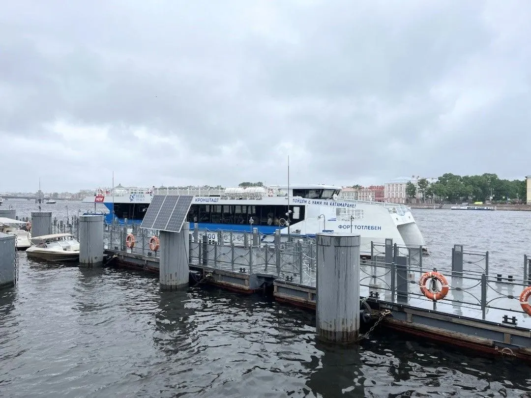 С этой весны скоростные катамараны до Петергофа отправляются с пристани на Адмиралтейской набережной, 10. Также действуют другие причалы, а прогулки можно бронировать через «Яндекс Go».