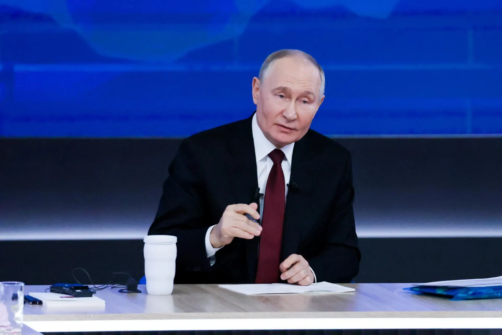 Президент объявил о планах нарастить кадровый и больничный потенциал и подчеркнул необходимость повышения престижа медицинских профессий.
