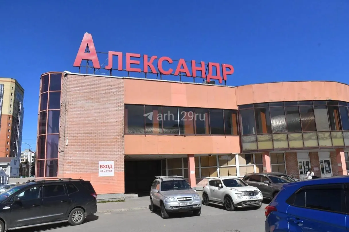 Через главный вход попасть нельзя: часть магазинов покинула здание, на дверях размещены объявления о переезде.