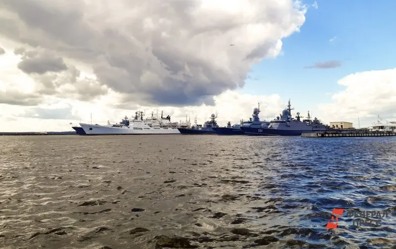 С 10 по 14 июня на «Острове фортов» в Кронштадте проходит международный военно‑морской салон. В выходные для публики открыты экспозиции кораблей и демонстрации морских беспилотных систем.