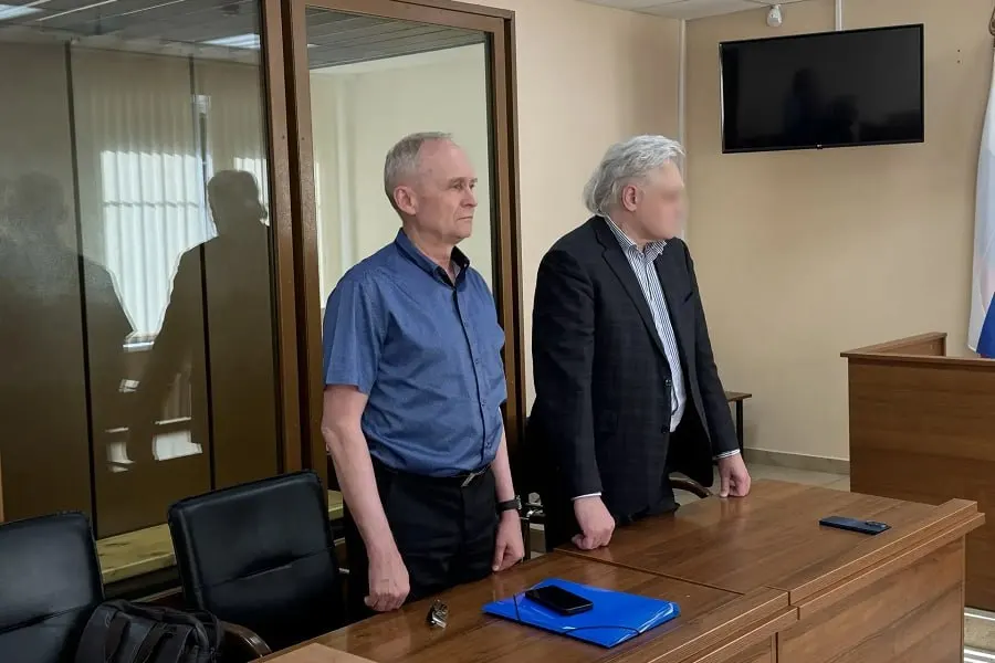 Центральный районный суд признал адвоката виновным в финансировании экстремистской деятельности за перевод 500 рублей и назначил год лишения свободы с отбыванием в колонии общего режима; перечисленные средства конфискованы.