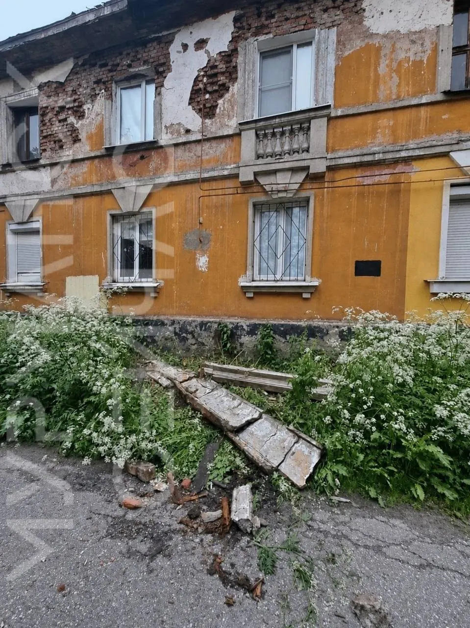 На Октябрьской, 10 в Мурманске от крыши жилого дома откололась часть кровли — обломки упали в полисадник. Жители отмечают аварийное состояние здания и опасаются за безопасность.