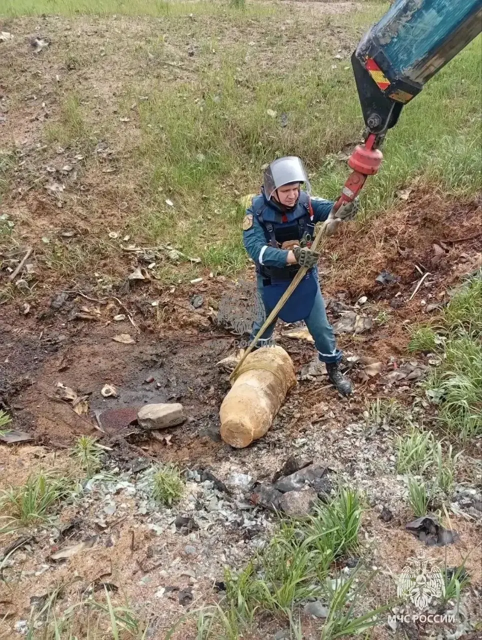Во Всеволожском районе Ленинградской области обнаружили 250‑кг авиабомбу ФАБ‑250; взрывотехники вывезли и уничтожили находку.