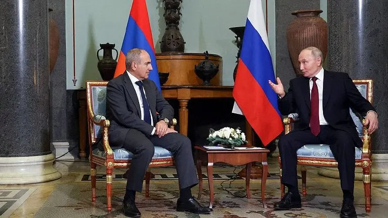 1 июня пресс‑служба Кремля сообщила, что Владимир Путин поздравил Николa Пашиняна с днём рождения и обсудил результаты заседания Высшего евразийского экономического совета, прошедшего 29 мая в Астане.