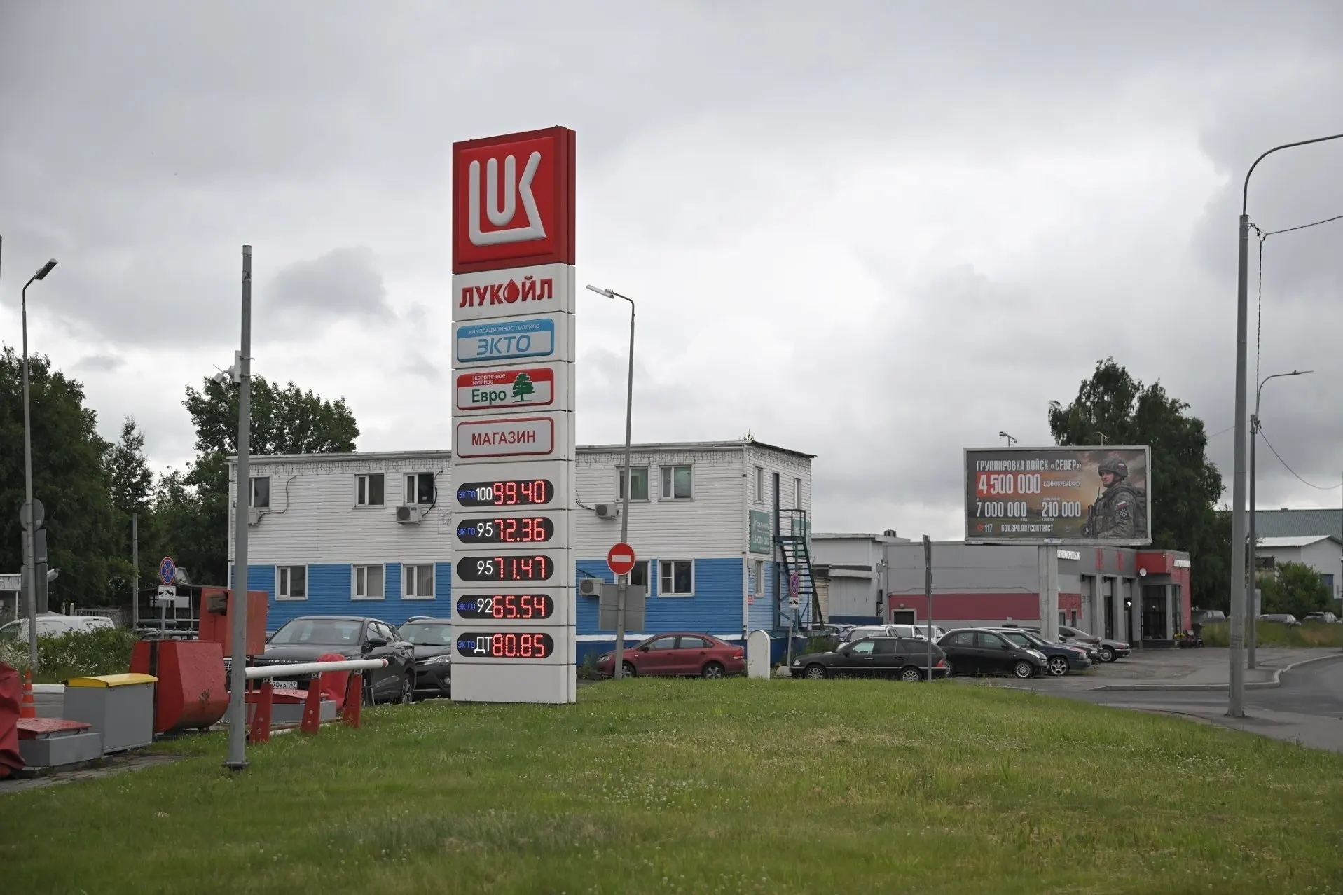 На сетевых заправках в регионе ограничили продажу бензина — в большинстве случаев до 30 литров. Ограничения связывают с нарушениями логистики после атак дронов на НПЗ.