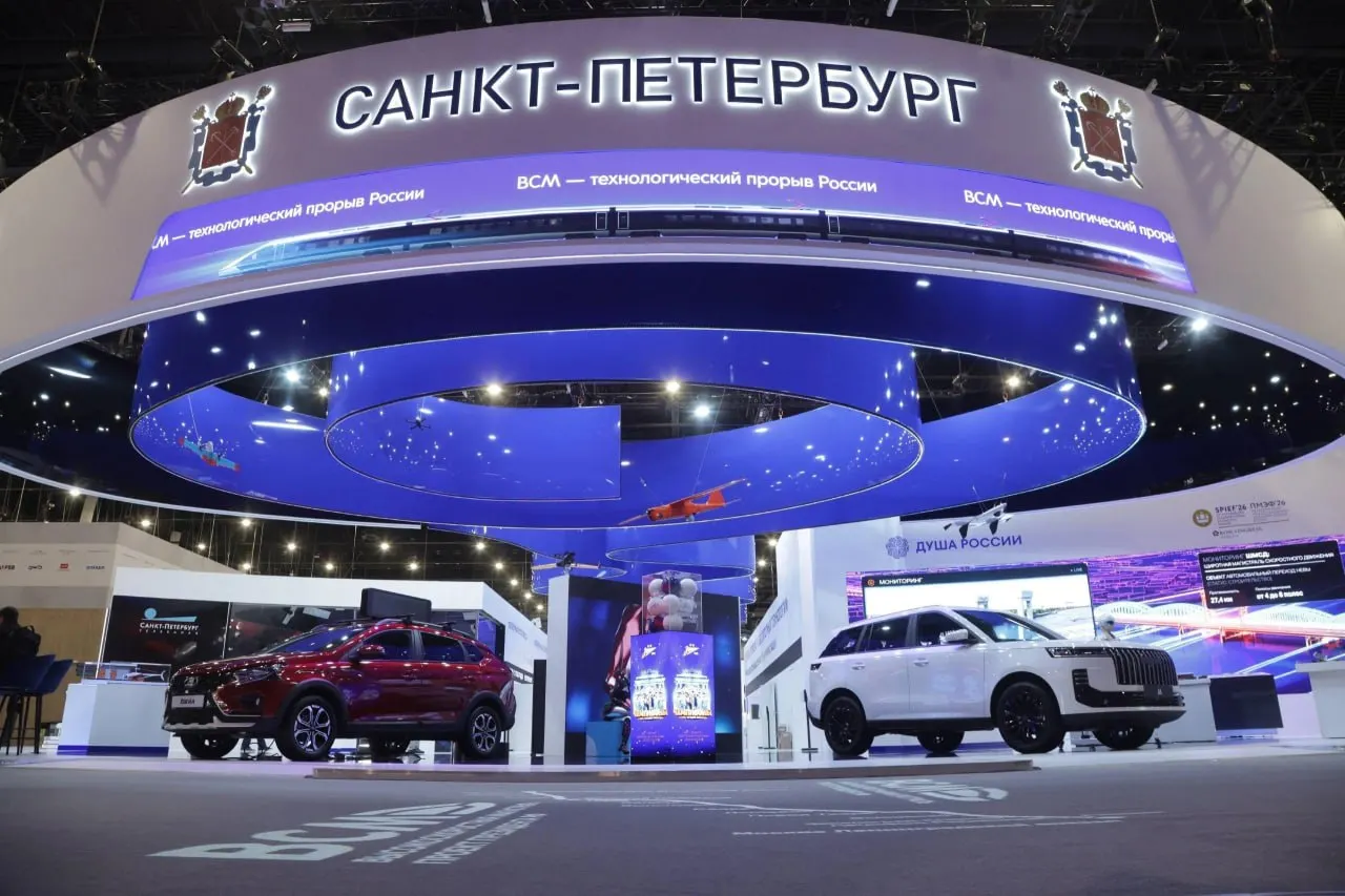 За день до открытия ПМЭФ‑2026 в Экспофоруме показали стенд Петербурга: в центре экспозиции — макет реконструкции бывшей тюрьмы «Кресты» в общественное пространство, рядом — модель Широтной магистрали и другие элементы городской планировки.