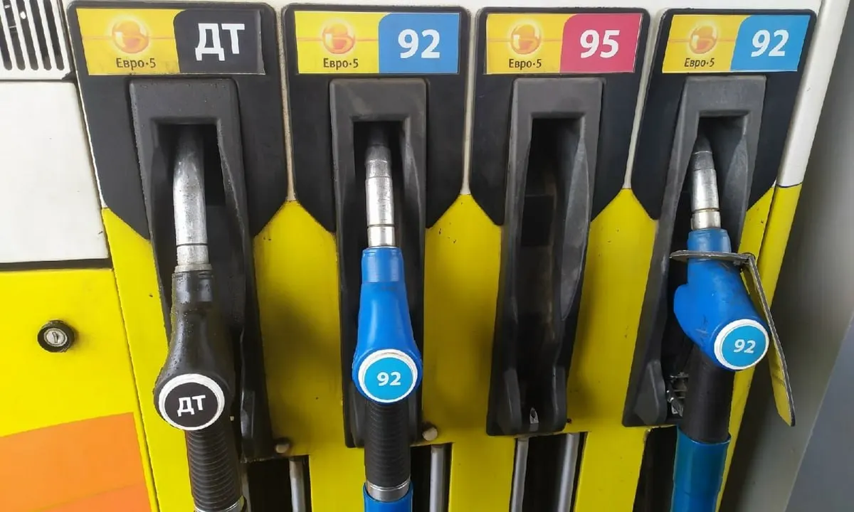 Около двадцати автозаправок в республике приостановили работу в ожидании поставок. Власти отмечают наличие топлива в регионе, но указывают на необходимость перенастройки логистики и восстановления инфраструктуры.
