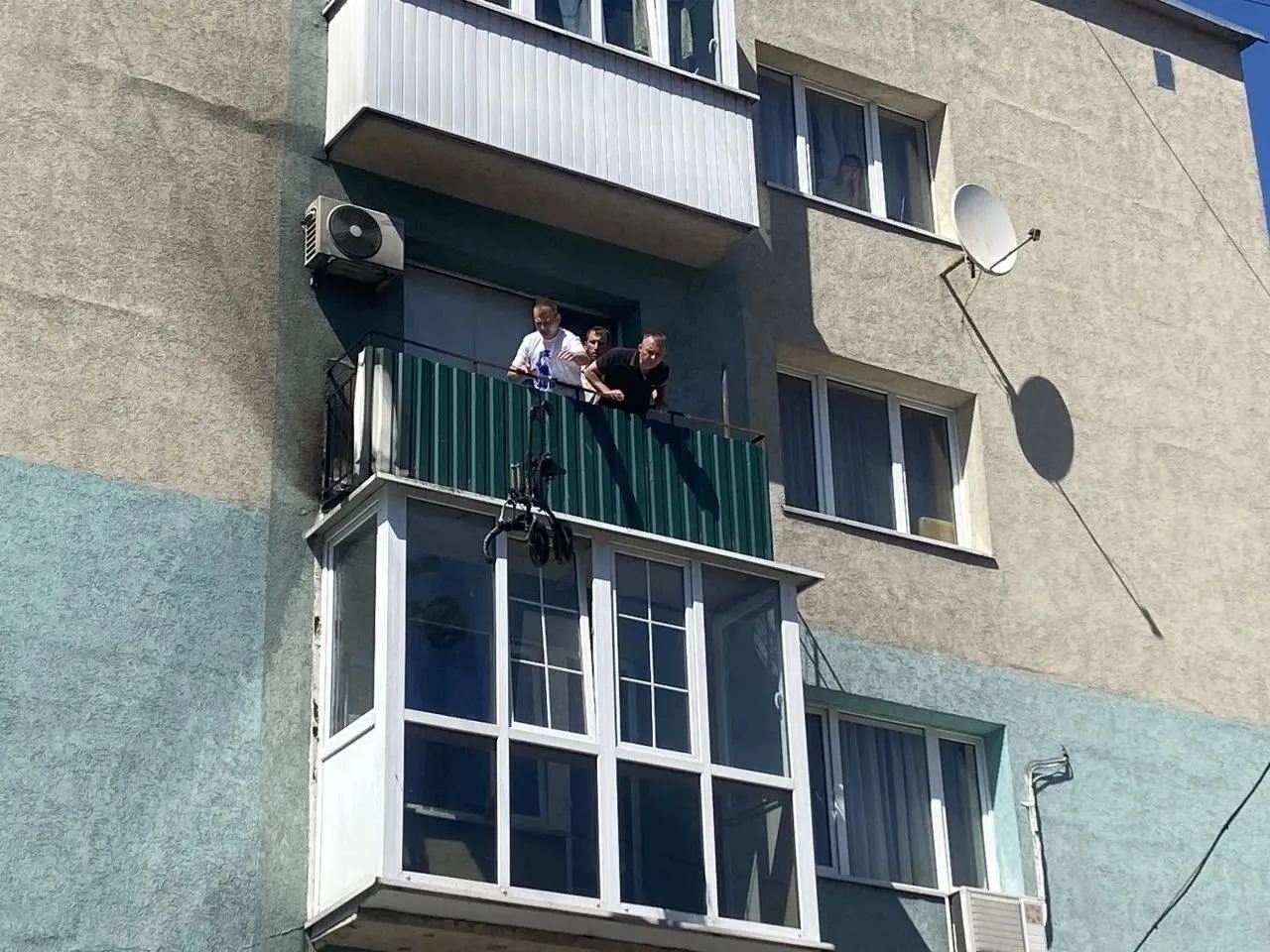 Трое мужчин заметили дым в квартире на улице Великолукской, вынесли горящую инвалидную коляску и вывели женщину — к приезду спасателей угрозы уже не было, пострадавших нет.