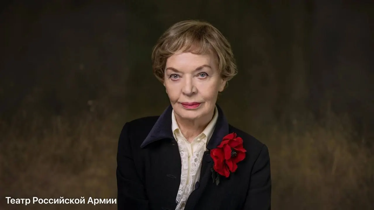 Отпевание проходит в Спасо‑Преображенском соборе, к полудню на Преображенскую площадь пришли провожать людей. По воле родственников актрису планируют похоронить на Сестрорецком кладбище.
