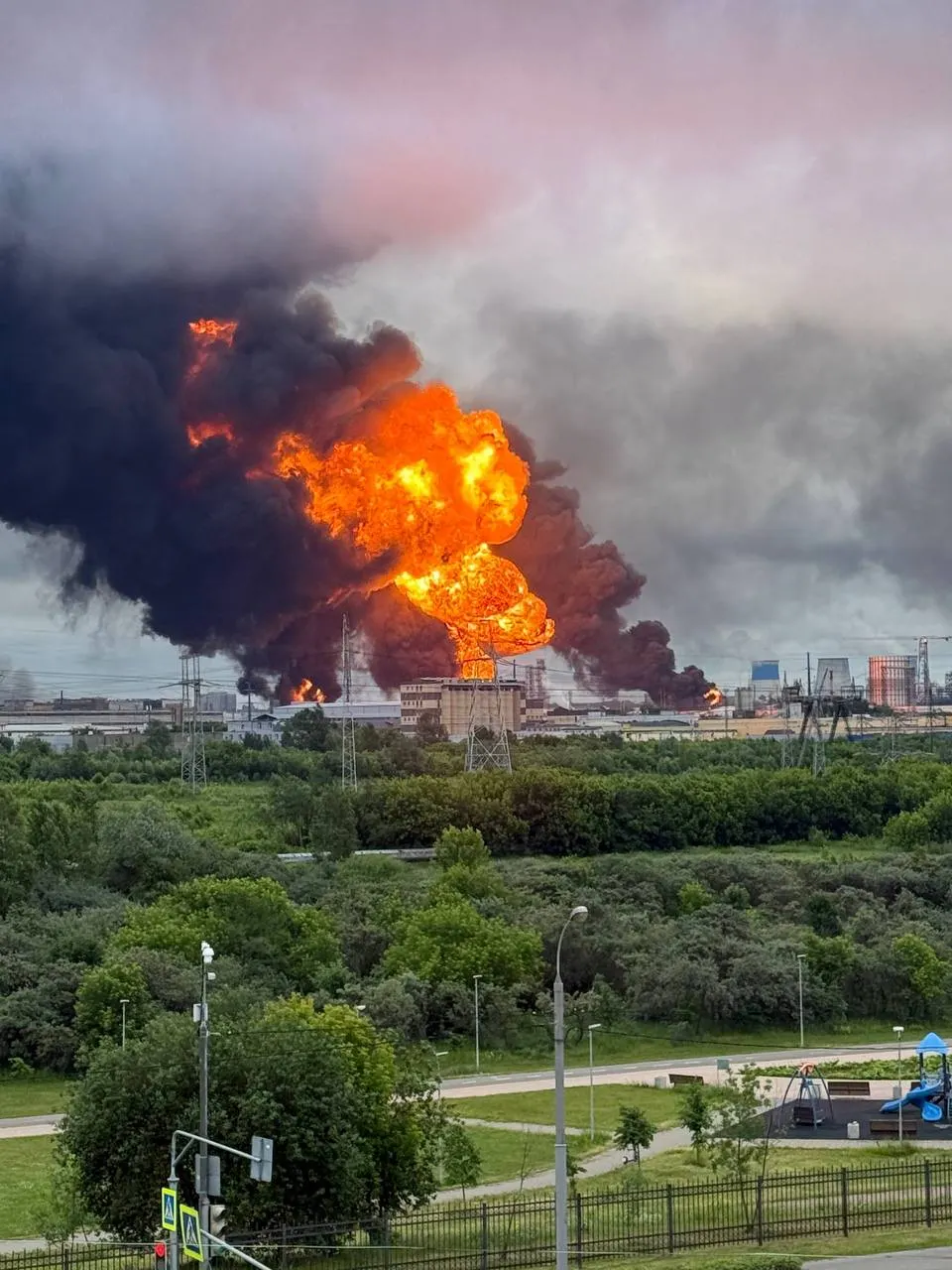 Ночью 18 июня Москва и область подверглись массированной атаке беспилотников. Горит Московский НПЗ в Капотне; это второй удар по заводу за три дня, производство приостановлено — возможны перебои с топливом.