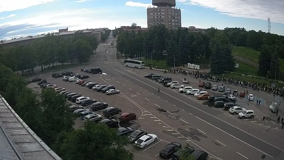 Перед длинными выходными на эстонско-российском пункте пропуска в Нарве образовалась большая очередь: прохождение границы по сообщениям занимает до 15 часов, часть задержек объясняют учебой пограничников.