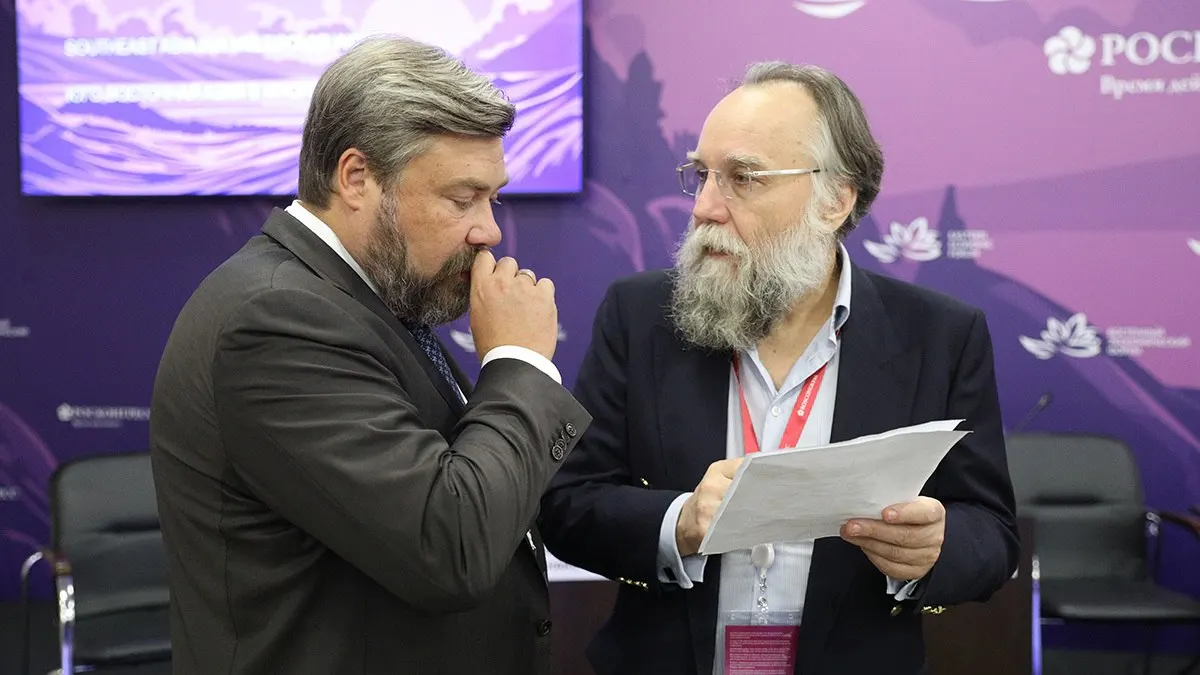 На Петербургском международном экономическом форуме Константин Малофеев представил доклад, в котором одним из «хороших сценариев» для страны назвали применение ядерного оружия; в докладе также перечислены альтернативные варианты развития событий до 2050 года.