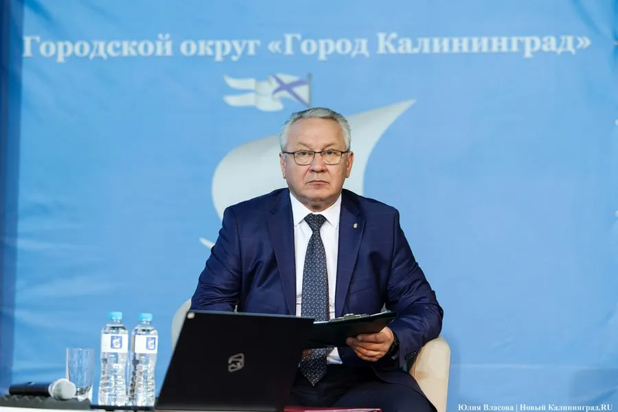 Председатель Горсовета Олег Аминов на заключительном заседании 30 июня несколько раз повысил тон в адрес депутатов-коммунистов. Сам он отвергает обвинения в унижении коллег и объясняет порядок обсуждения вопросов.