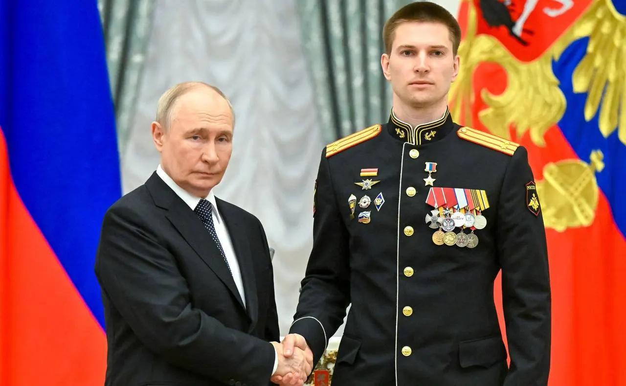 Подполковник Иван Берестовский получил медаль Героя России за мужество в ходе специальной военной операции: он дважды был ранен, возвращался в строй, лично уничтожил вражескую технику, а его подразделение освободило более 40 населённых пунктов.