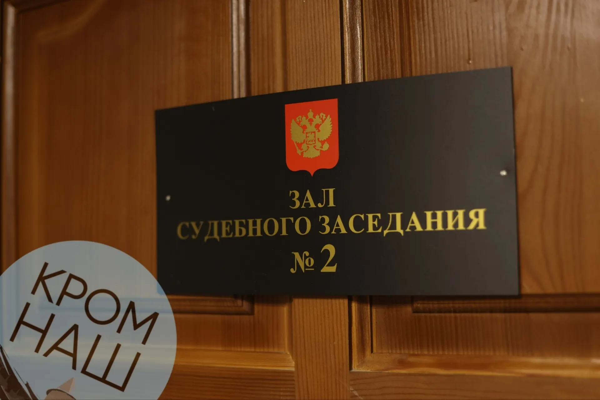 Политик и защита просят суд назначить предварительное слушание для рассмотрения ходатайств о прекращении уголовного дела и об исключении недопустимых доказательств. В споре — допустимость лингвистической экспертизы и релевантность публикаций и цитат, приведённых в материалах дела.