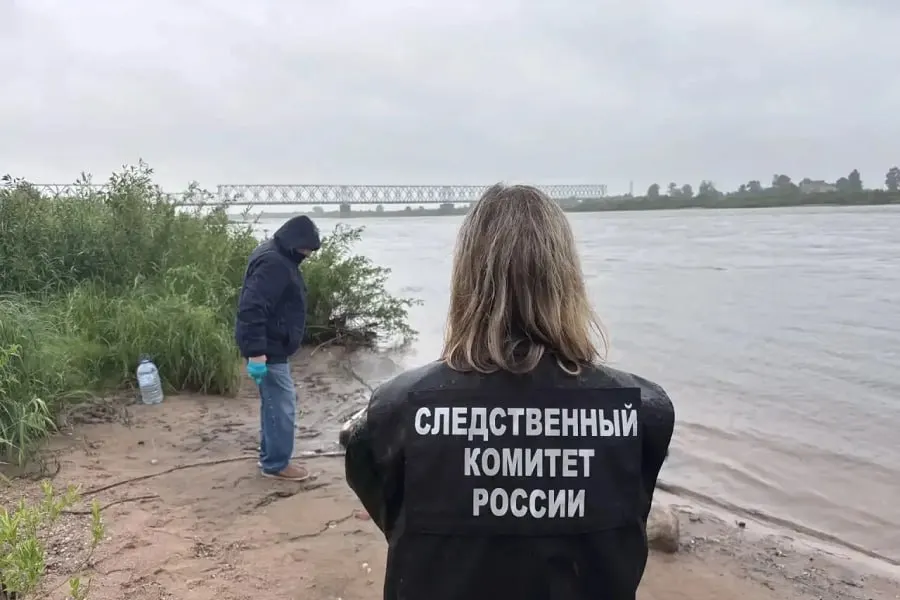 Следователи выясняют обстоятельства гибели местного жителя: по предварительным данным, молодой человек утонул после купания в ночь на 7 июня, его тело нашли водолазы МЧС 11 июня.