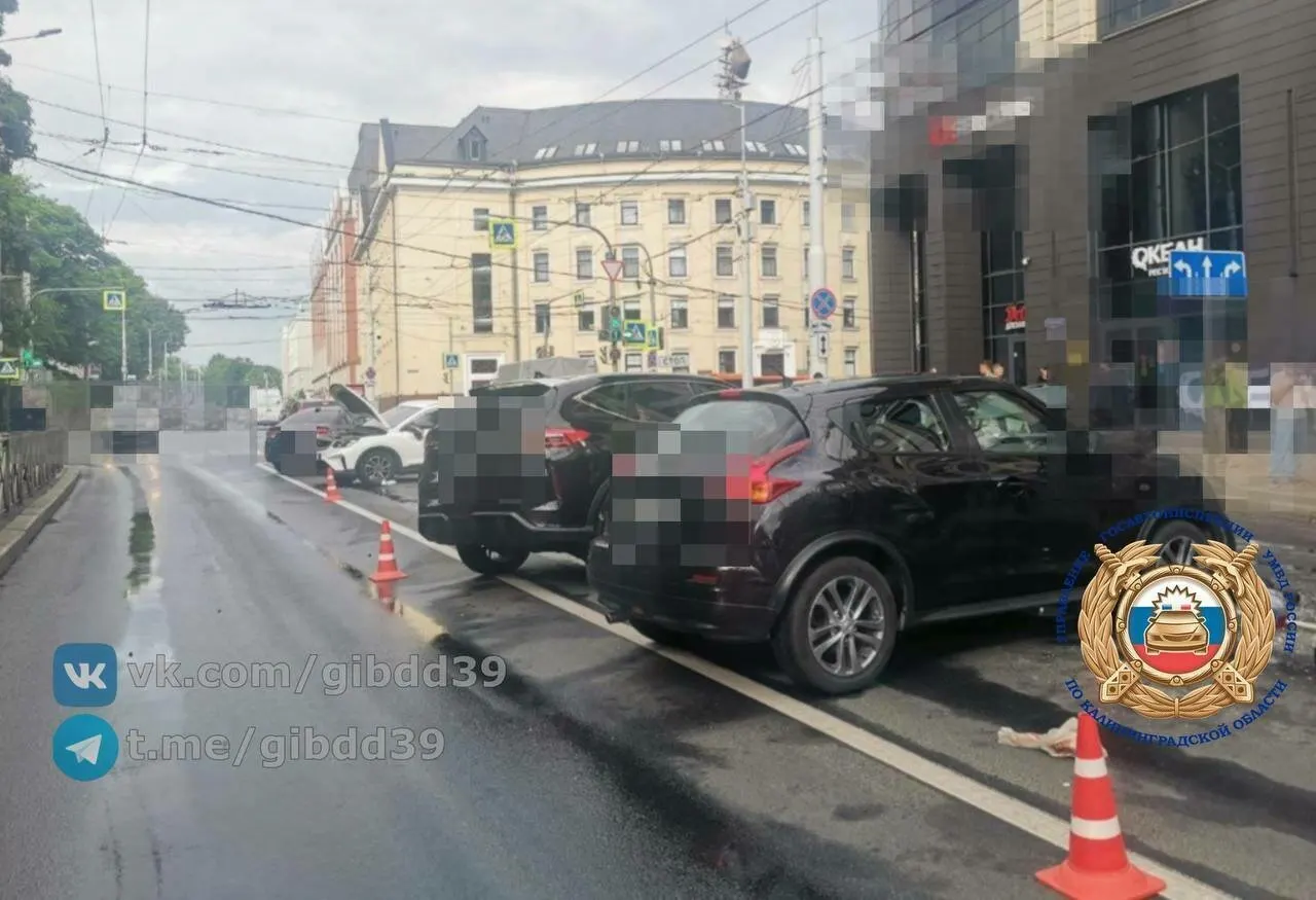 По данным ГАИ Калининградской области, 21‑летний водитель Haval врезался в машины, стоявшие на светофоре; травмы получили водитель ВАЗа и 24‑летняя пассажирка Geely.