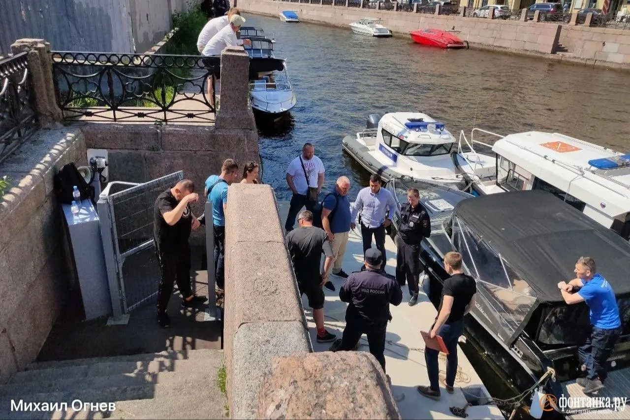 Неустановленные лица пришвартовали к городскому причалу на Мойке бетонную платформу без опознавательных знаков и ограждений. По факту подано заявление в полицию, проводится проверка.