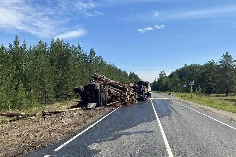На 467 км автодороги «Чекшино — Тотьма — Котлас — Куратово» лесовоз упал на проезжую часть. По предварительным данным, водитель не пострадал.