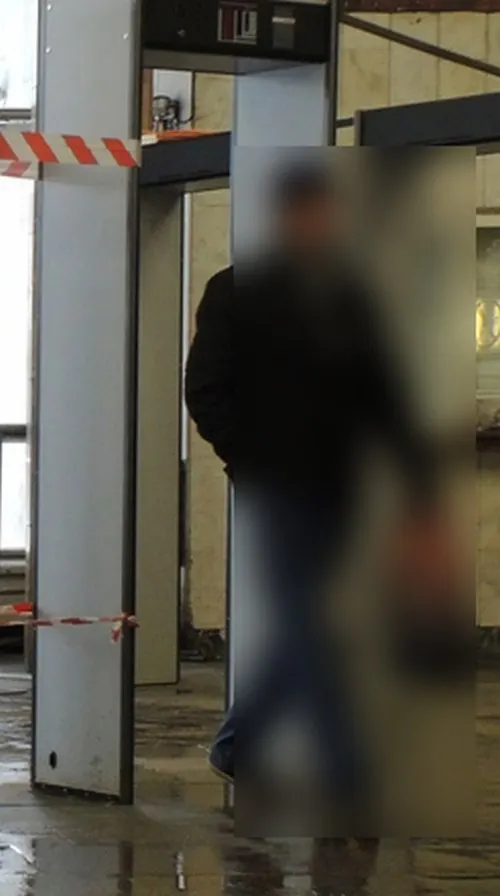 Мужчину не пустили в здание после того, как дежурный пристав обнаружил в его трости большое скрытое лезвие; мотивы и судьба оружия не уточняются.