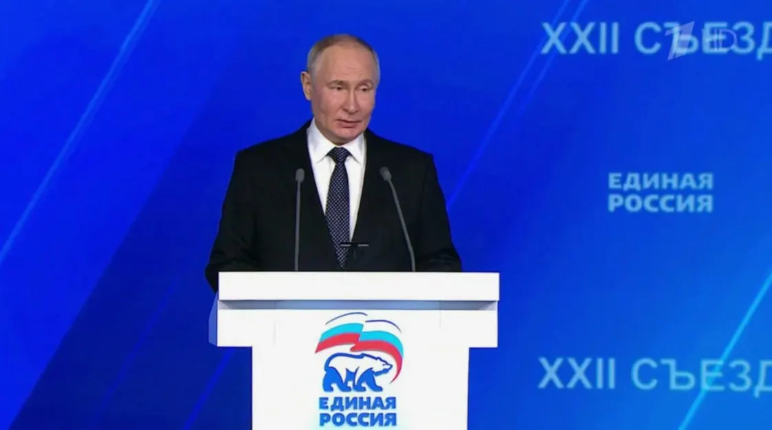 Пресс‑секретарь президента не исключил участие Владимира Путина в съезде «Единой России». Его появление перед выборами в Госдуму может поднять рейтинг партии, которая сейчас теряет поддержку.