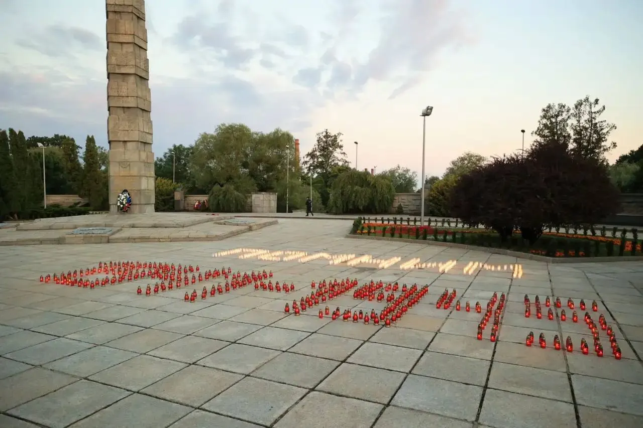 Минобороны просит россиян остановиться 22 июня в 12:15 по местному времени: ровно в этот час чтят память погибших. В Калининграде у мемориала прошла торжественная церемония с возложением цветов.