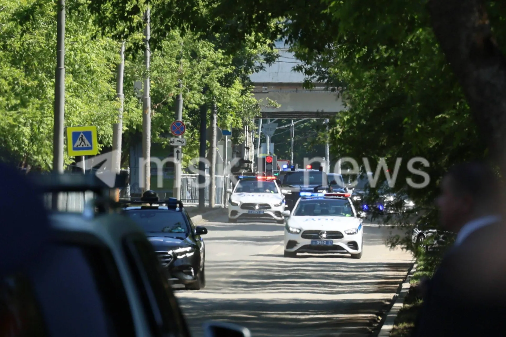 Президент возложил цветы и пообщался с семьёй покойного Сергея Иванова во время церемонии прощания.