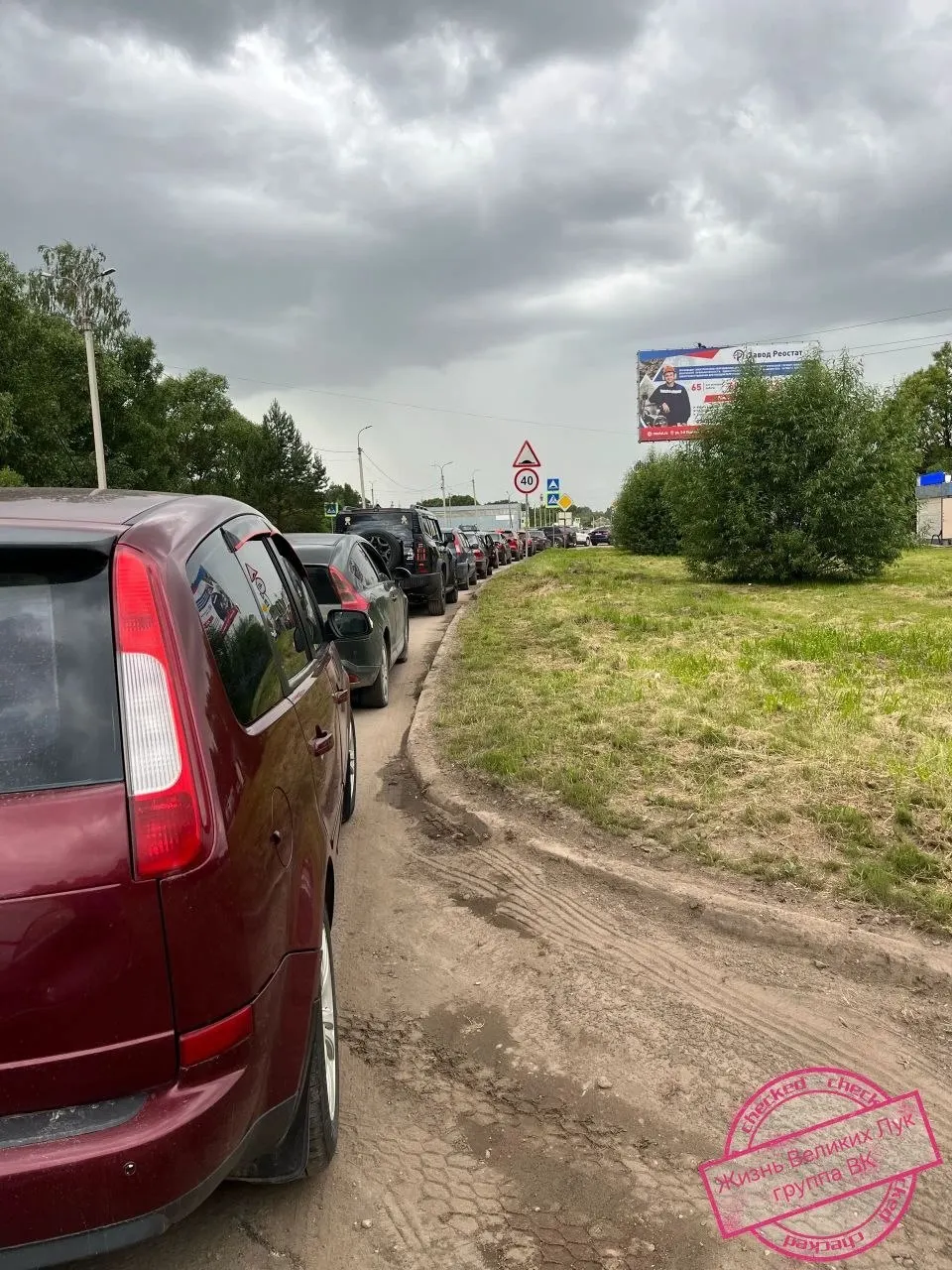 На одной из автозаправок на улице Дружбы образовалась длинная очередь — местные водители пытаются заправиться 95‑м бензином.