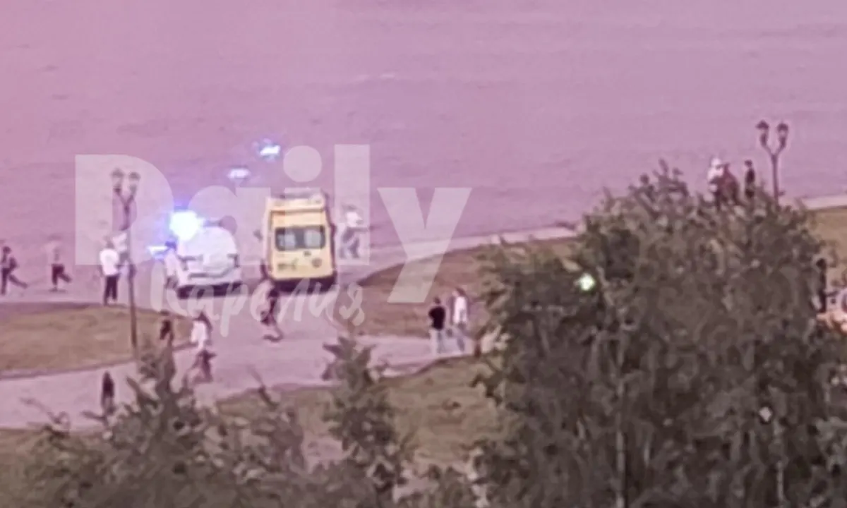 На Онежской набережной Петрозаводска 12 июня нашли тело 51‑летнего мужчины, пропавшего в конце марта после прогулки на лыжах по Онежскому озеру. На месте работали полиция и скорая помощь.