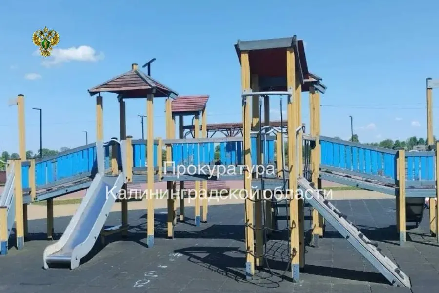 Проверка показала износ и повреждения на игровых и спортивных сооружениях на улице Набережной. Прокурор внес представление и взял устранение нарушений на контроль.