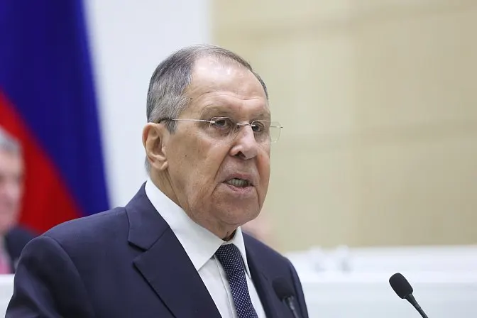 Глава МИД России заявил, что нормы ЕАЭС и ЕС взаимоисключают друг друга, поэтому вопрос членства Армении нужно решать быстро — это повлияет на тарифную политику и фитосанитарные правила.