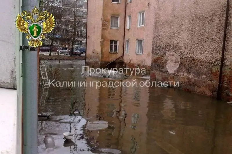 Жителям расселённого по предписанию прокуратуры дома №47–49 передали квартиры на Борисовском бульваре. По результатам осмотра и подтопления следователи возбудили уголовное дело.