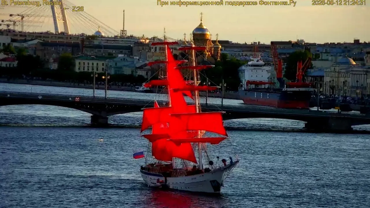 Репетиция на Неве повлияла на график разводки мостов: сегодня из‑за прохода судна с алыми парусами время разведения мостов скорректировали.